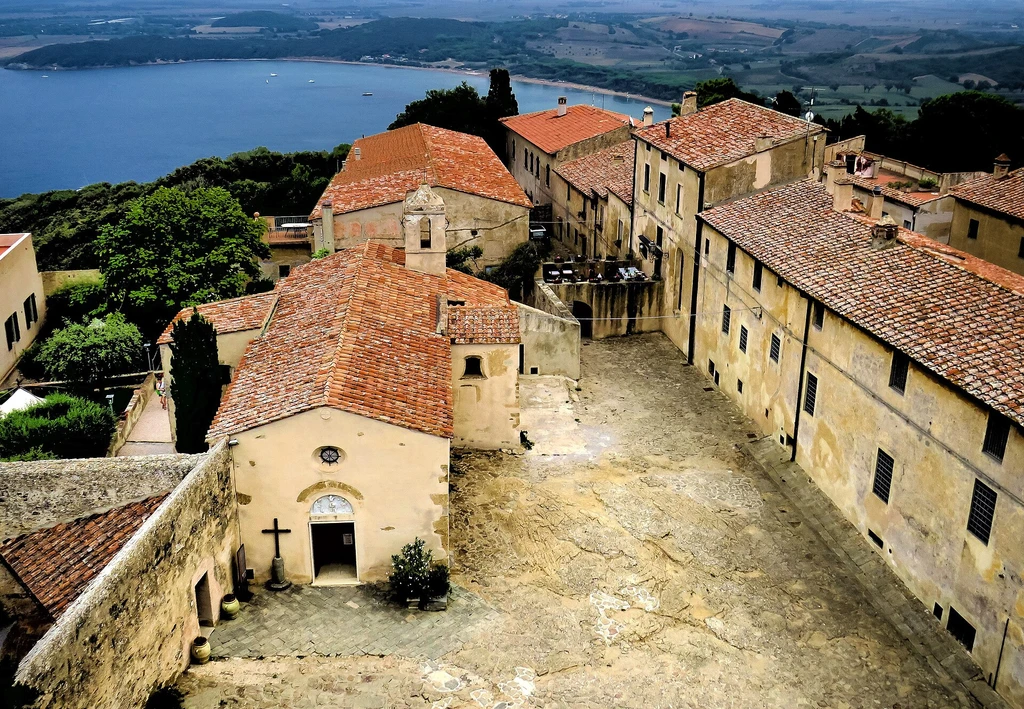 Baratti, il mare prima del traghetto