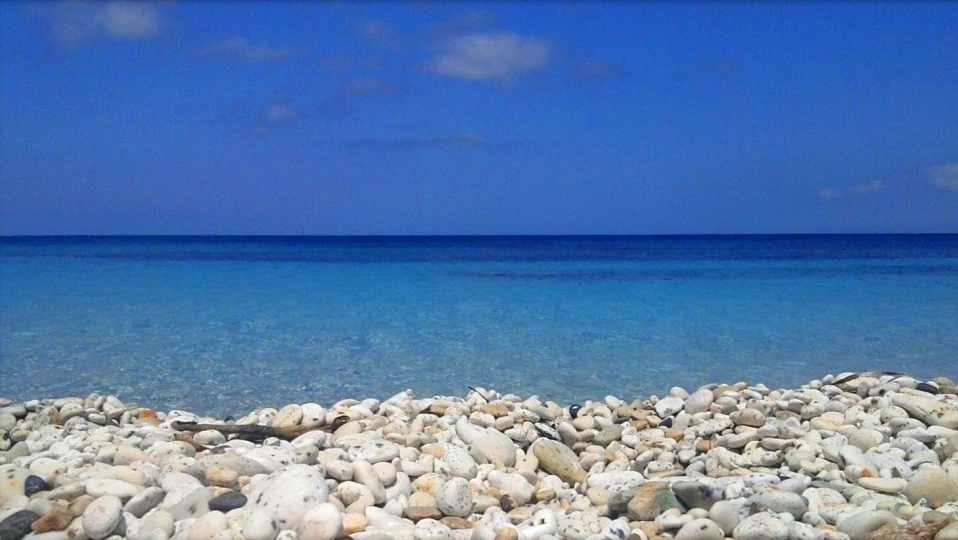 I ciottoli e il mare della spiaggia delle Ghiaie